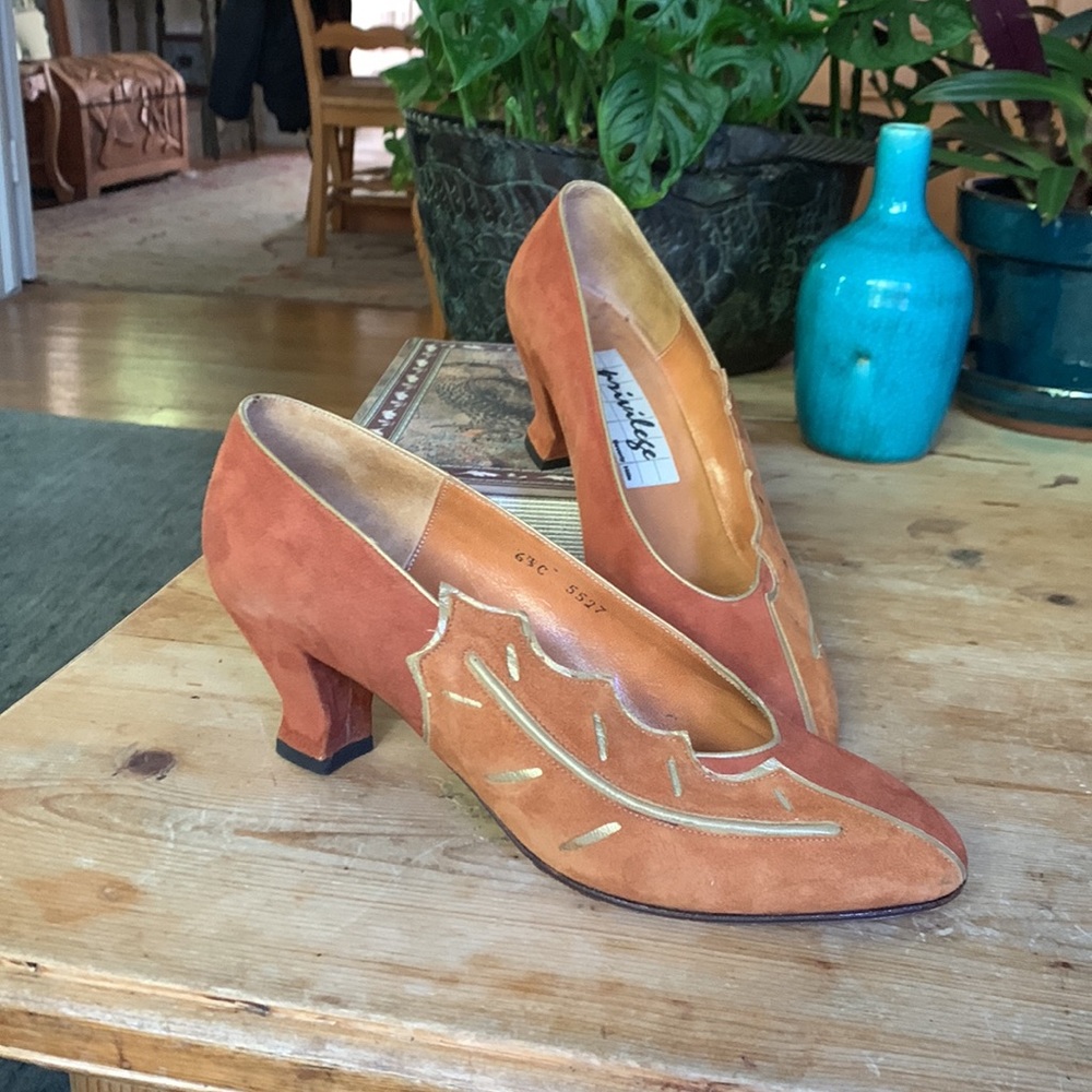 Privilege of Beverly Hills vintage suede leather pumps size 6.5